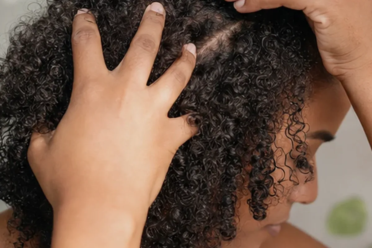 Authentischer Wohlfühlmoment passend zum Beauty-Thema Haarpflege: Routinen für morgens und abends