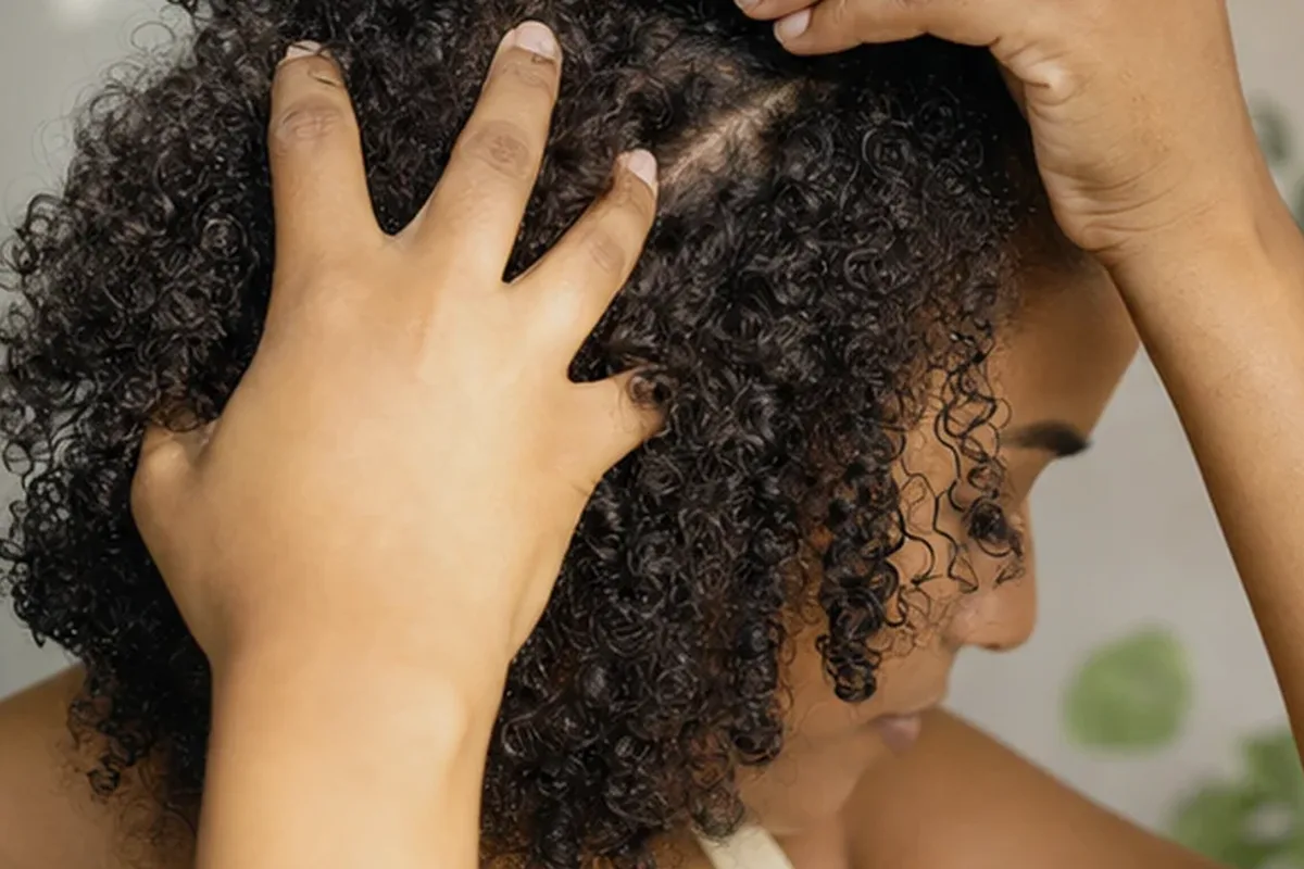 Redaktioneller Beauty-Moment zur Ausgangslage bei Haartrockner für lockiges Haar