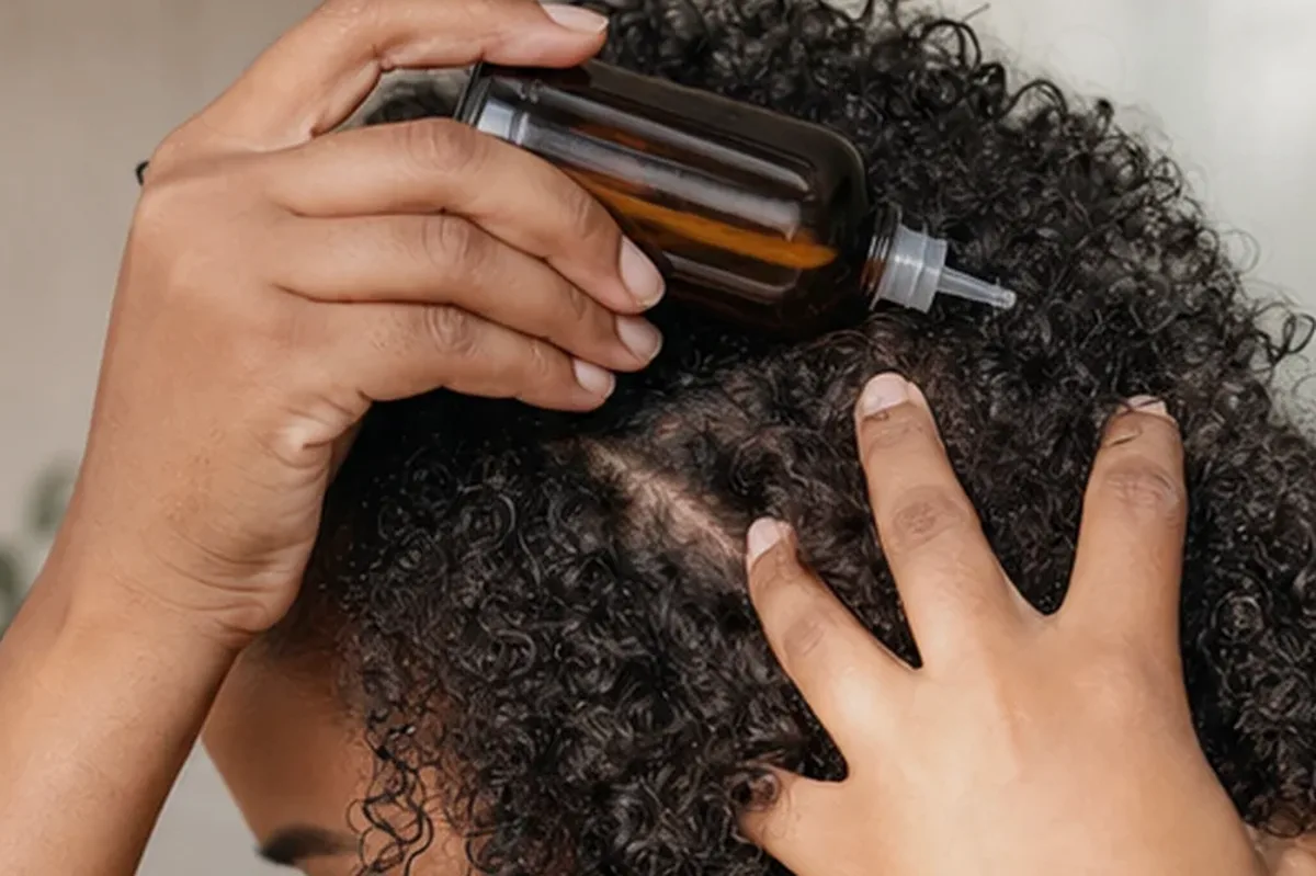 Hochwertige Beauty-Inszenierung zu Auswahlkriterien für Conditioner bei Haarbruch