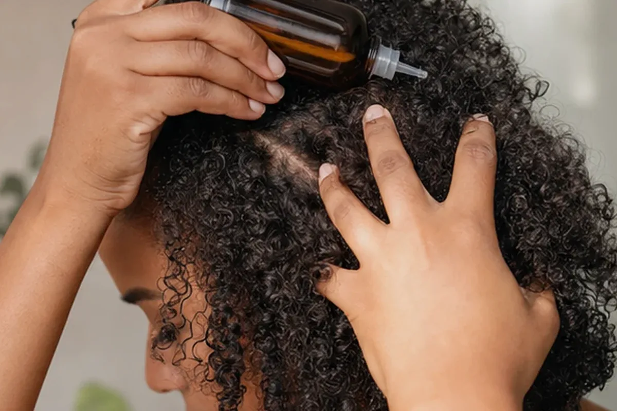 Redaktioneller Beauty-Moment zur Ausgangslage bei Lockengel bei Frizz