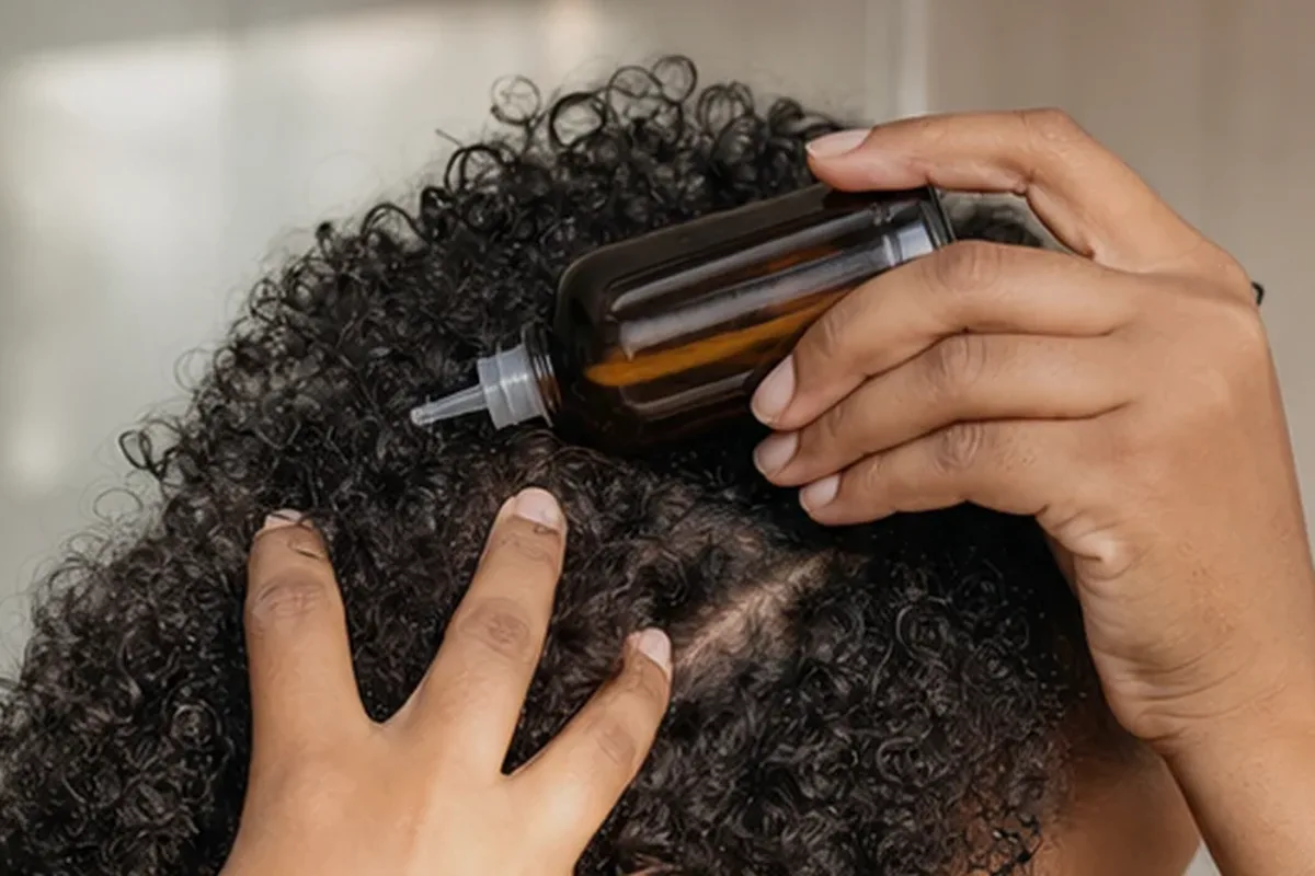 Emotionaler und authentischer Anwendungsmoment rund um Mildes Shampoo bei Frizz