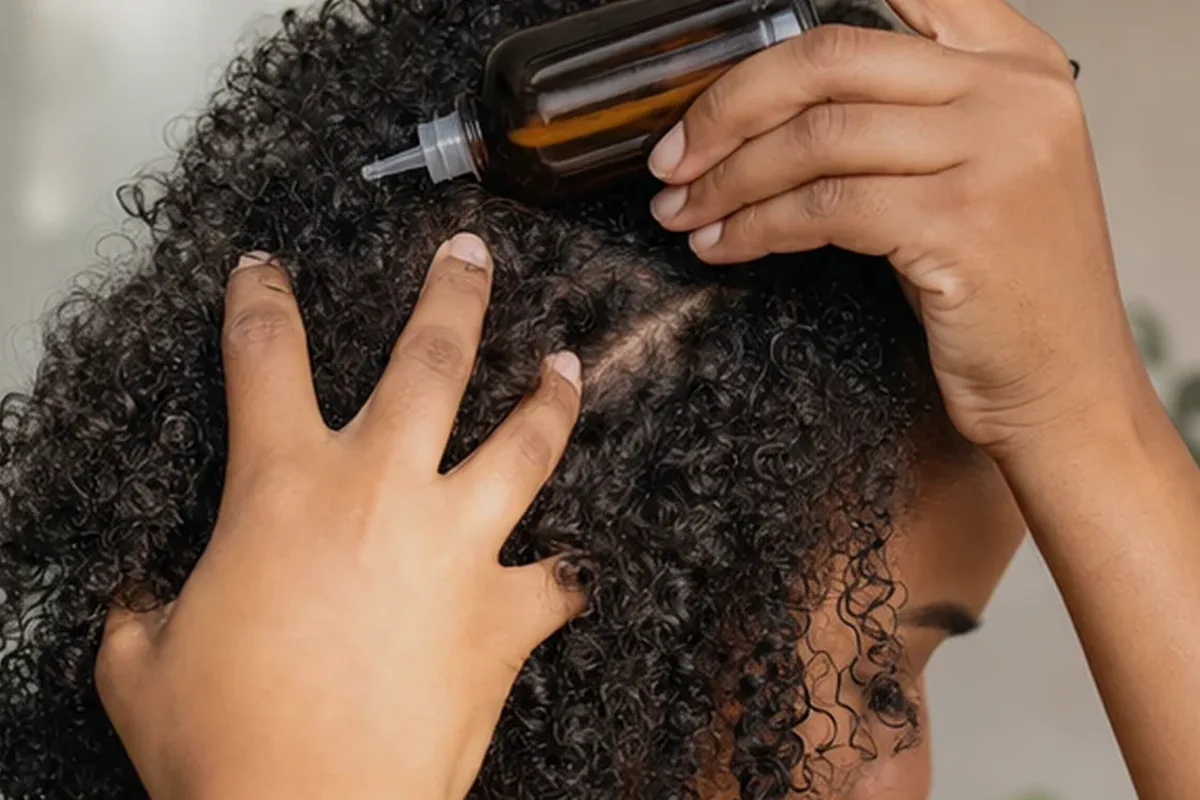 Authentischer Wohlfühlmoment passend zum Beauty-Thema Conditioner für trockenes Haar