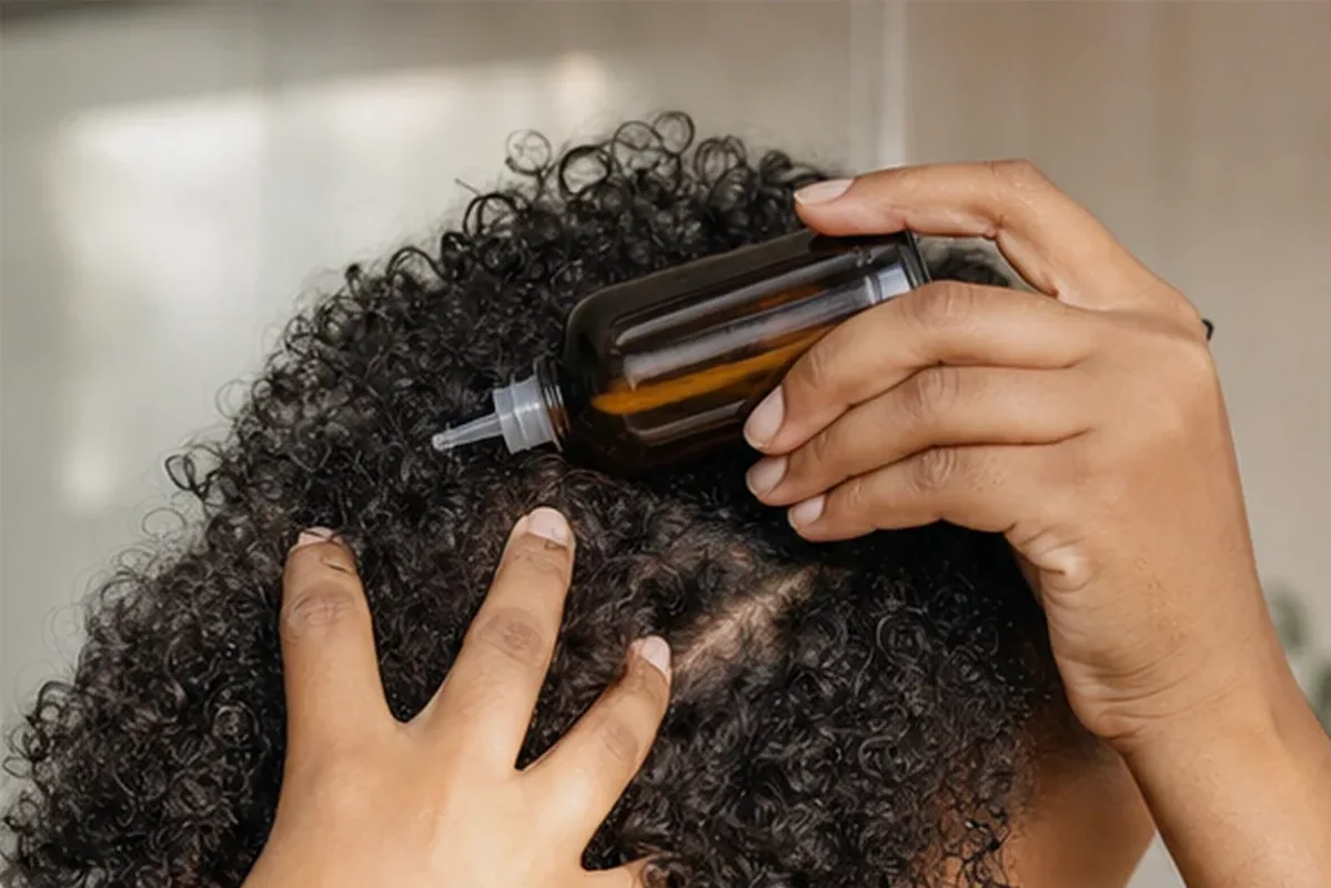 Authentischer Wohlfühlmoment passend zum Beauty-Thema Haare richtig pflegen