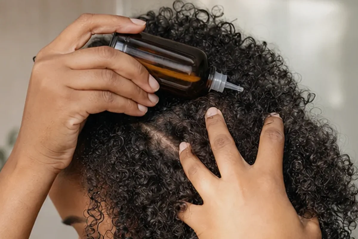 Hochwertige Beauty-Inszenierung zu Auswahlkriterien für Mildes Shampoo bei Haarbruch