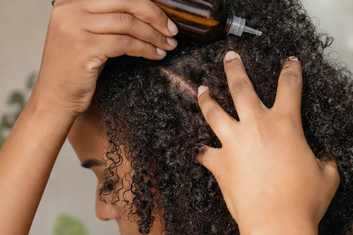 Authentische Beauty-Routine passend zum Thema Volumenspray bei Haarbruch