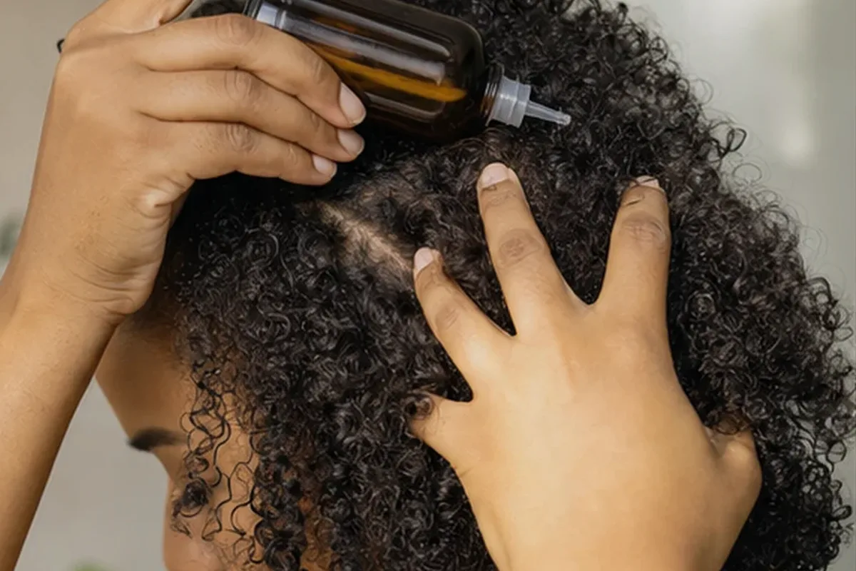 Authentische Beauty-Routine passend zum Thema Mildes Shampoo bei Haarbruch