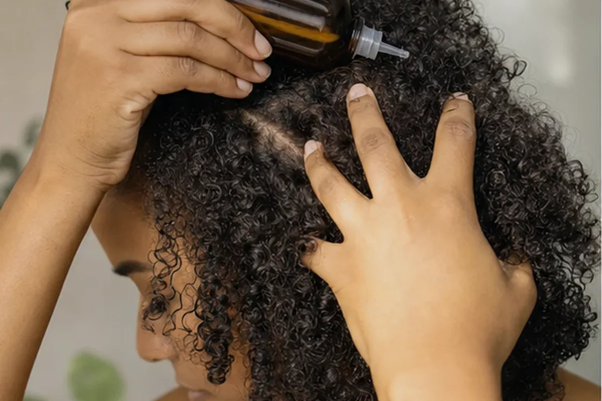 Emotionaler und authentischer Anwendungsmoment rund um Anti-Frizz-Pflege bei fettigem Ansatz