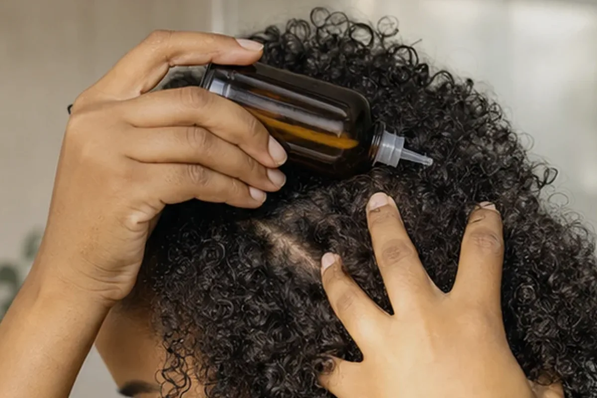 Authentischer Wohlfühlmoment passend zum Beauty-Thema Haarbürste für empfindliche Kopfhaut