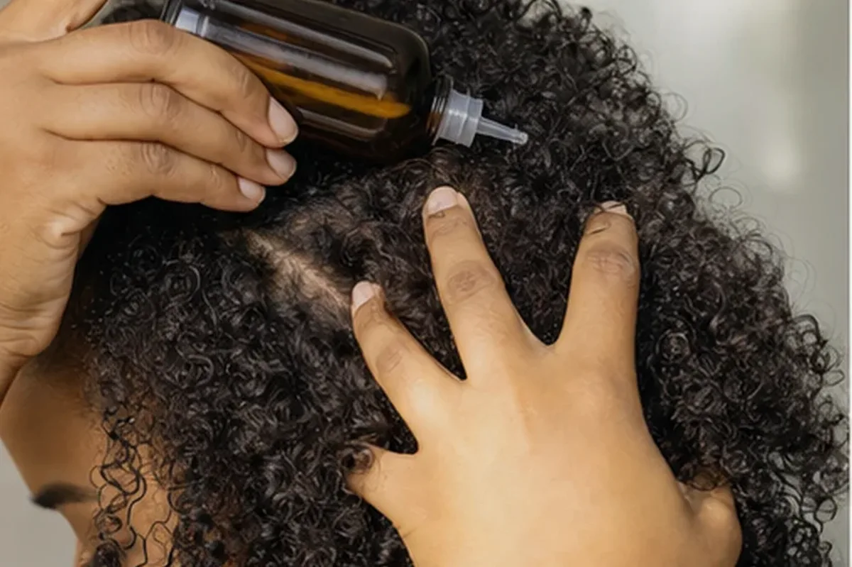 Authentischer Wohlfühlmoment passend zum Beauty-Thema Trockenshampoo bei fettigem Ansatz