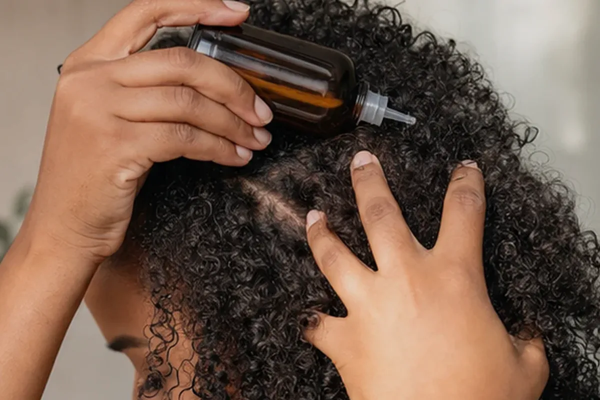 Authentischer Wohlfühlmoment passend zum Beauty-Thema Hitzeschutz für trockenes Haar