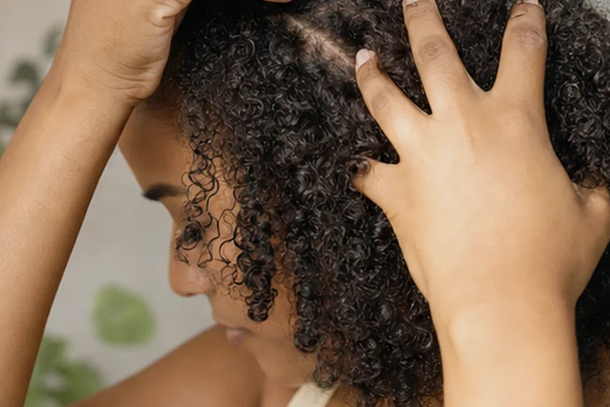 Authentischer Wohlfühlmoment passend zum Beauty-Thema Kopfhautserum bei Frizz