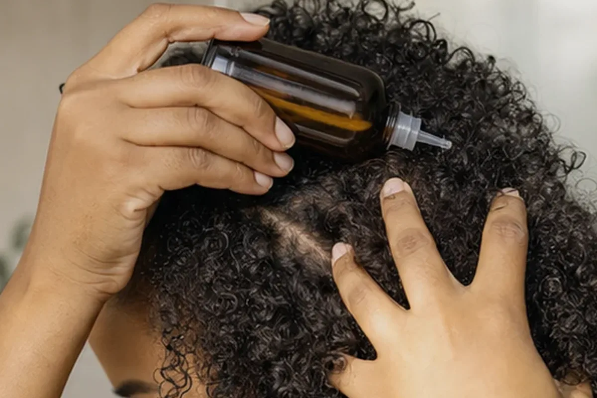 Emotionaler und authentischer Anwendungsmoment rund um Haaröl für strapaziertes Haar