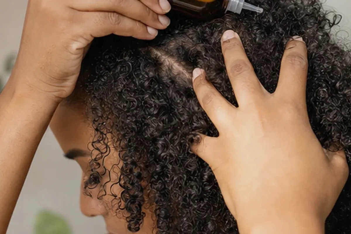 Redaktioneller Beauty-Moment zur Ausgangslage bei Haartrockner für trockenes Haar