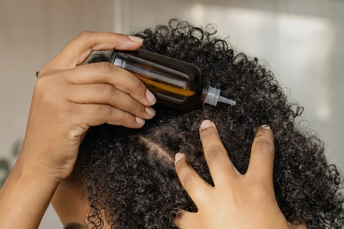 Redaktioneller Beauty-Moment zur Ausgangslage bei Haartrockner bei Frizz