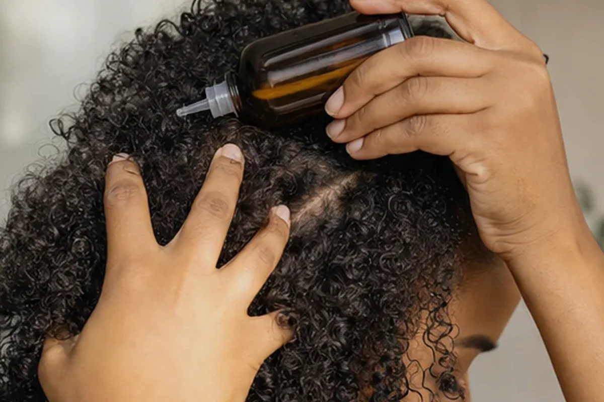 Redaktioneller Beauty-Moment zur Ausgangslage bei Lockengel für trockenes Haar
