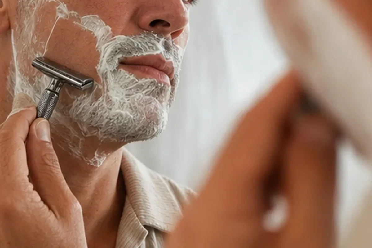 Authentischer Wohlfühlmoment passend zum Beauty-Thema After Shave für fettige Haut