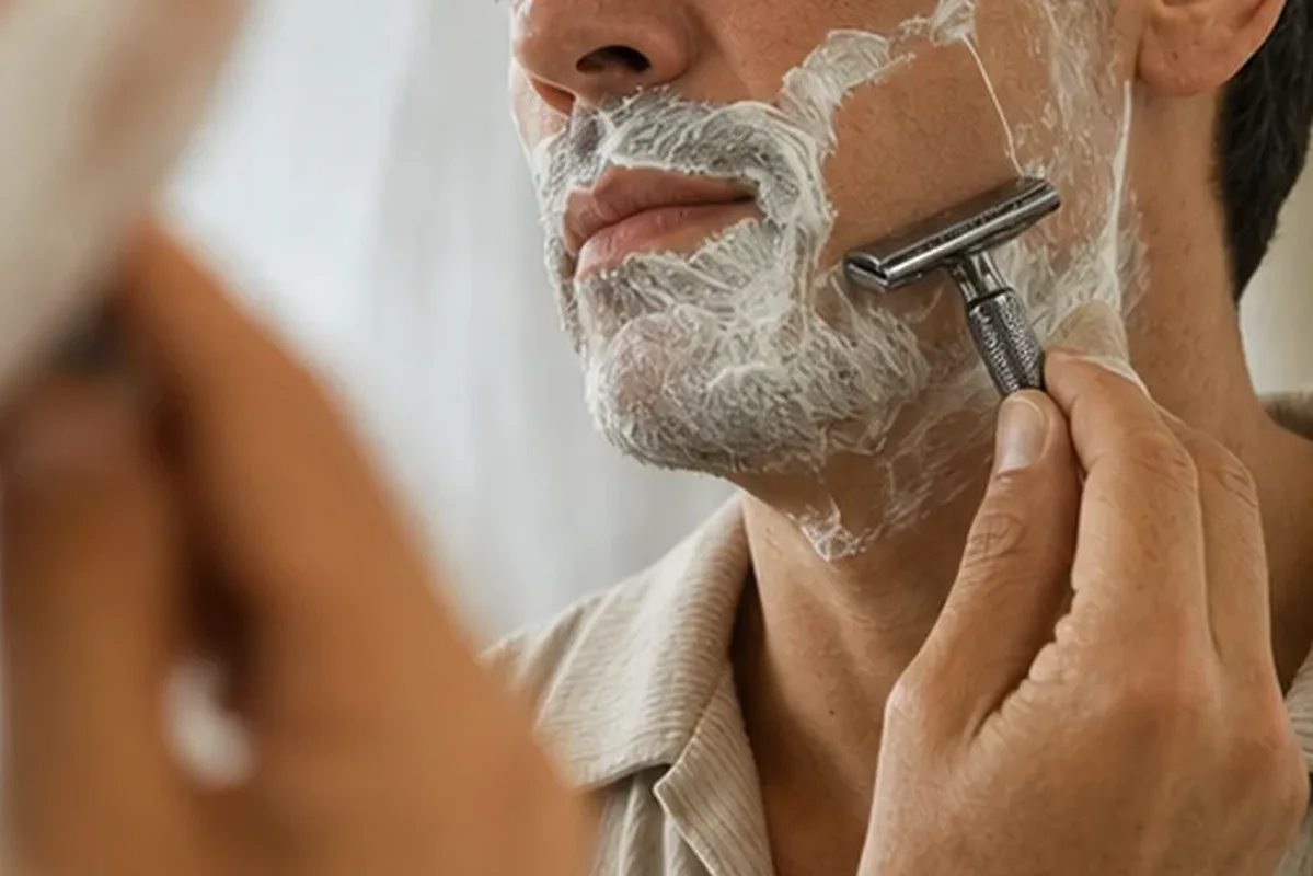 Authentische Beauty-Routine passend zum Thema Elektrorasierer für trockene Haut