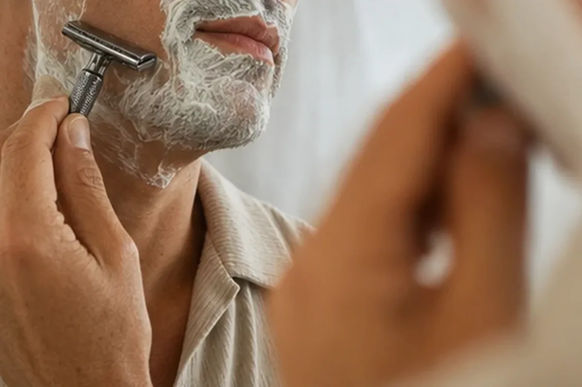 Emotionaler und authentischer Anwendungsmoment rund um Waxing-Set für langanhaltende Glätte