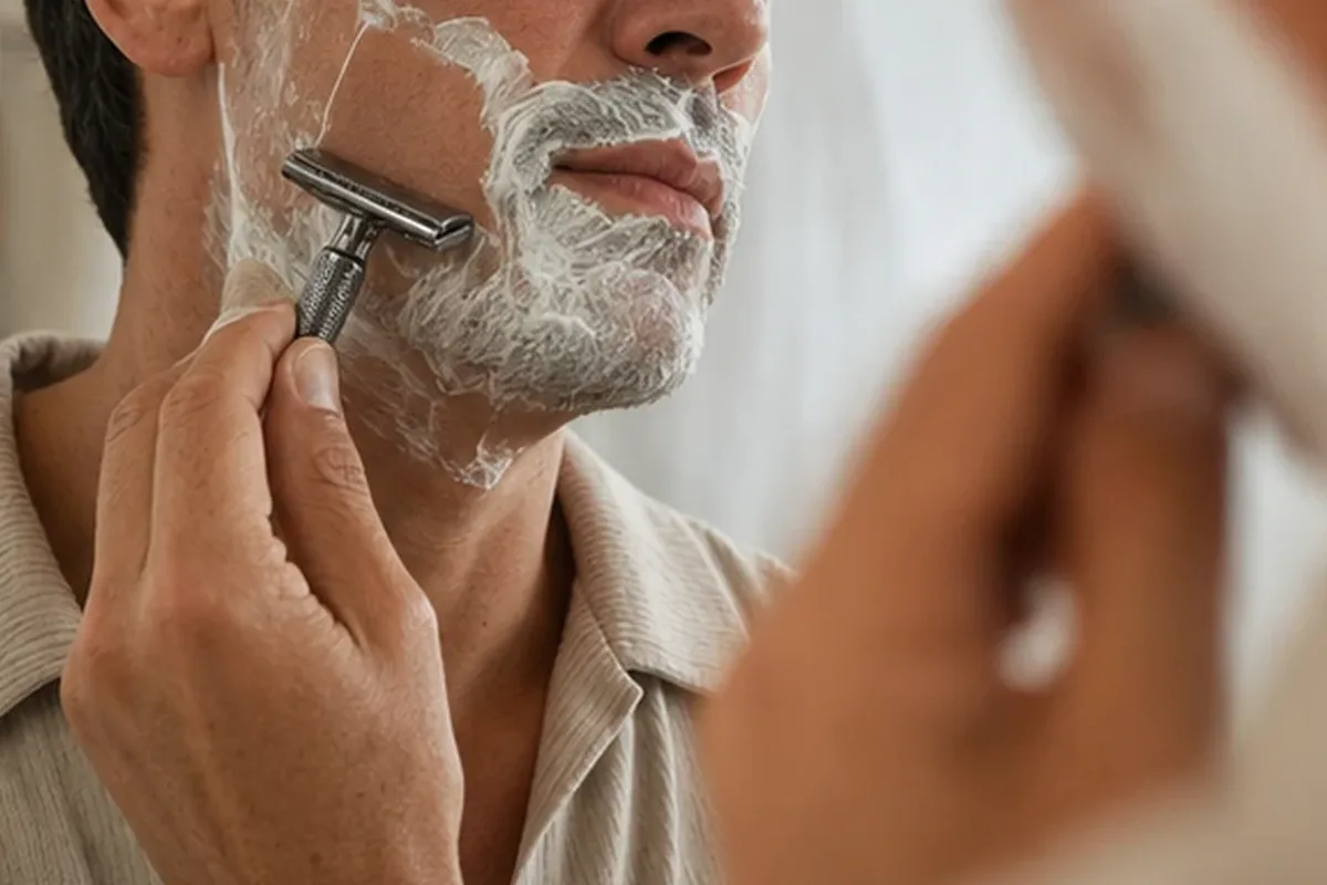 Authentischer Wohlfühlmoment passend zum Beauty-Thema Männer-Körperpflege für trockene Haut