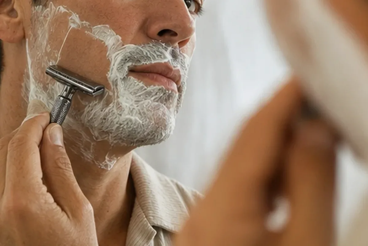 Emotionaler und authentischer Anwendungsmoment rund um After Shave für einen dichten Bart