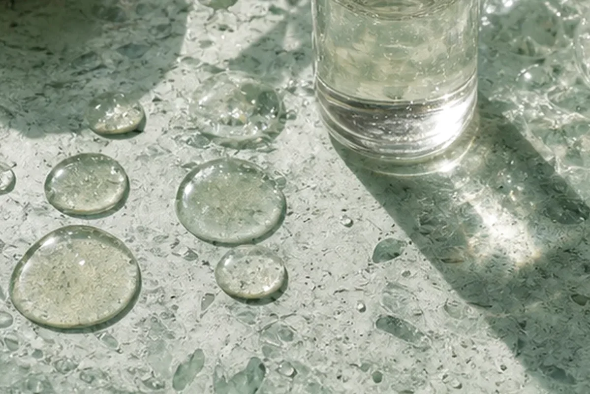 Hochwertige Beauty-Inszenierung zu Auswahlkriterien für Mizellenwasser bei Rötungen