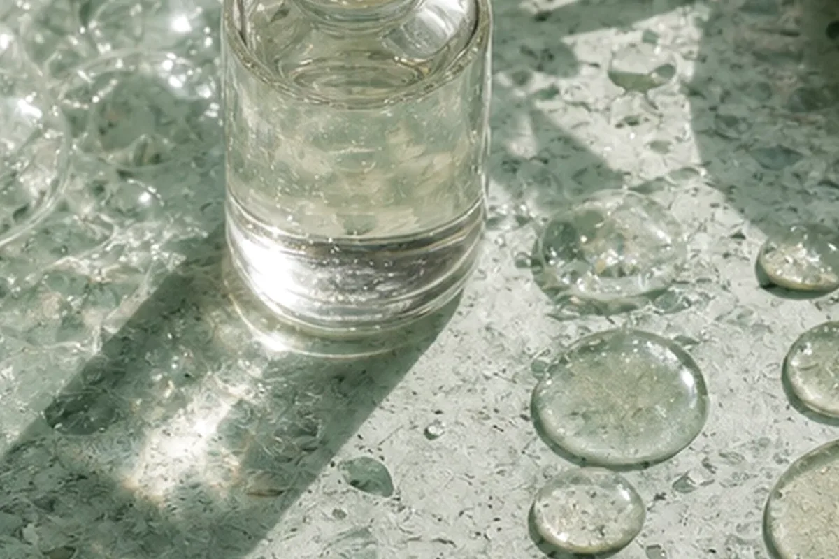 Redaktionelle Detailaufnahme zur Orientierung bei Retinol-Serum bei Pigmentflecken
