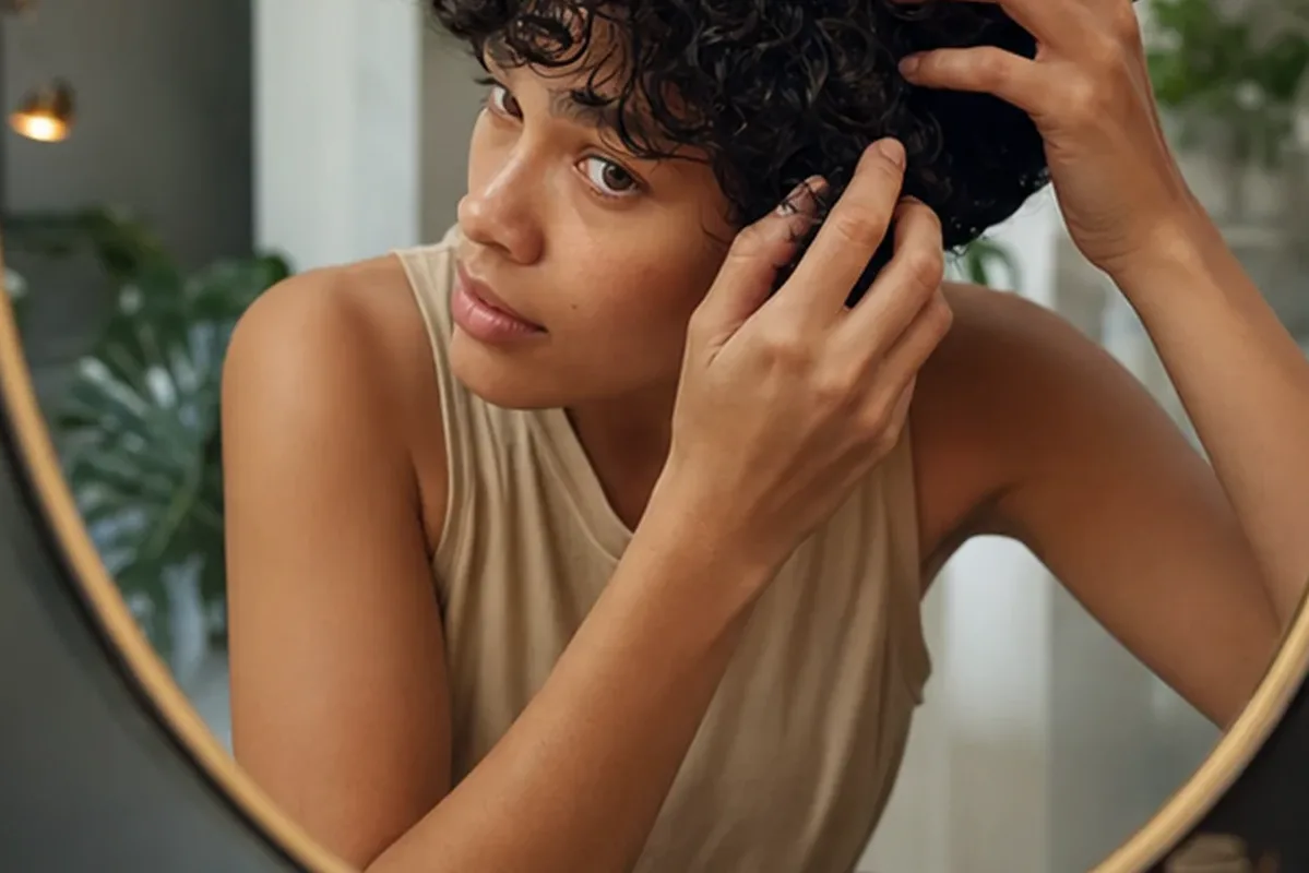 Authentischer Wohlfühlmoment passend zum Beauty-Thema Conditioner für empfindliche Kopfhaut
