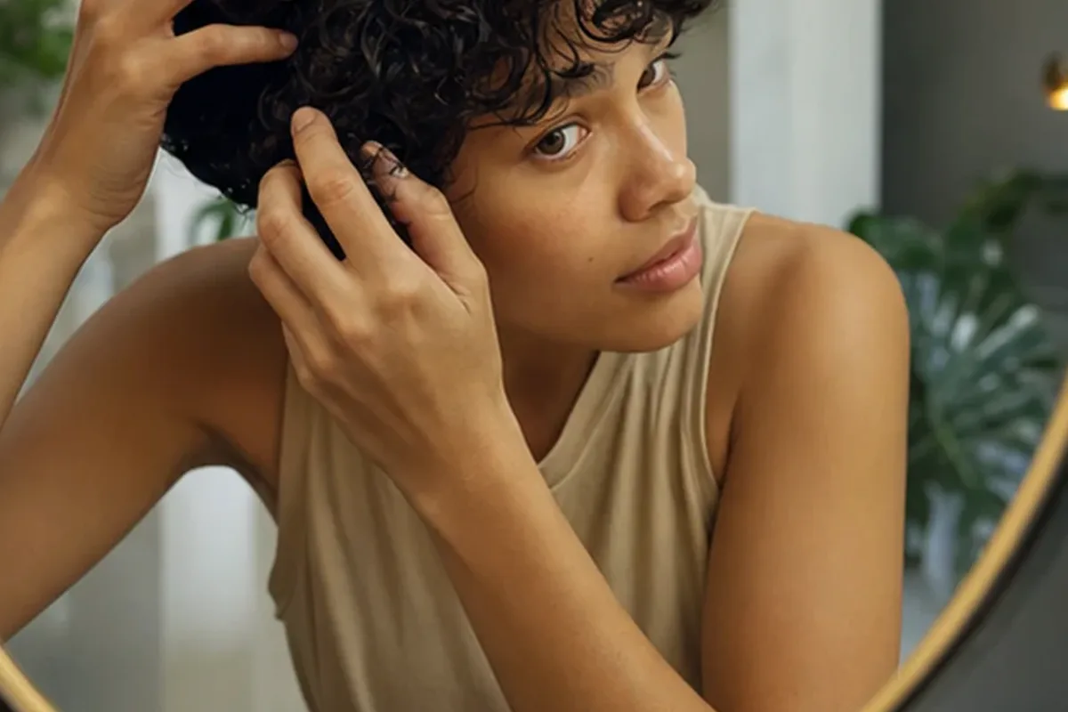 Authentische Beauty-Routine passend zum Thema Lockencreme für trockenes Haar