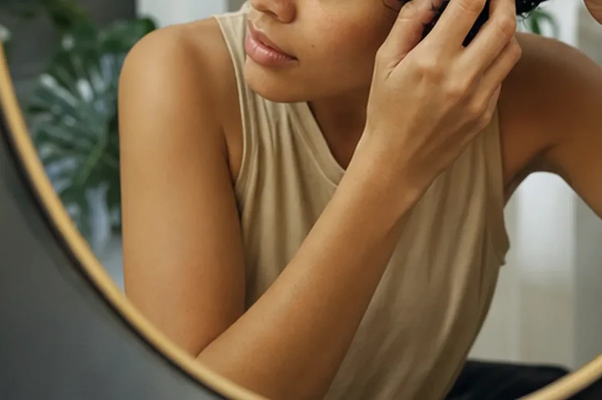 Emotionaler und authentischer Anwendungsmoment rund um Anti-Frizz-Pflege für trockenes Haar