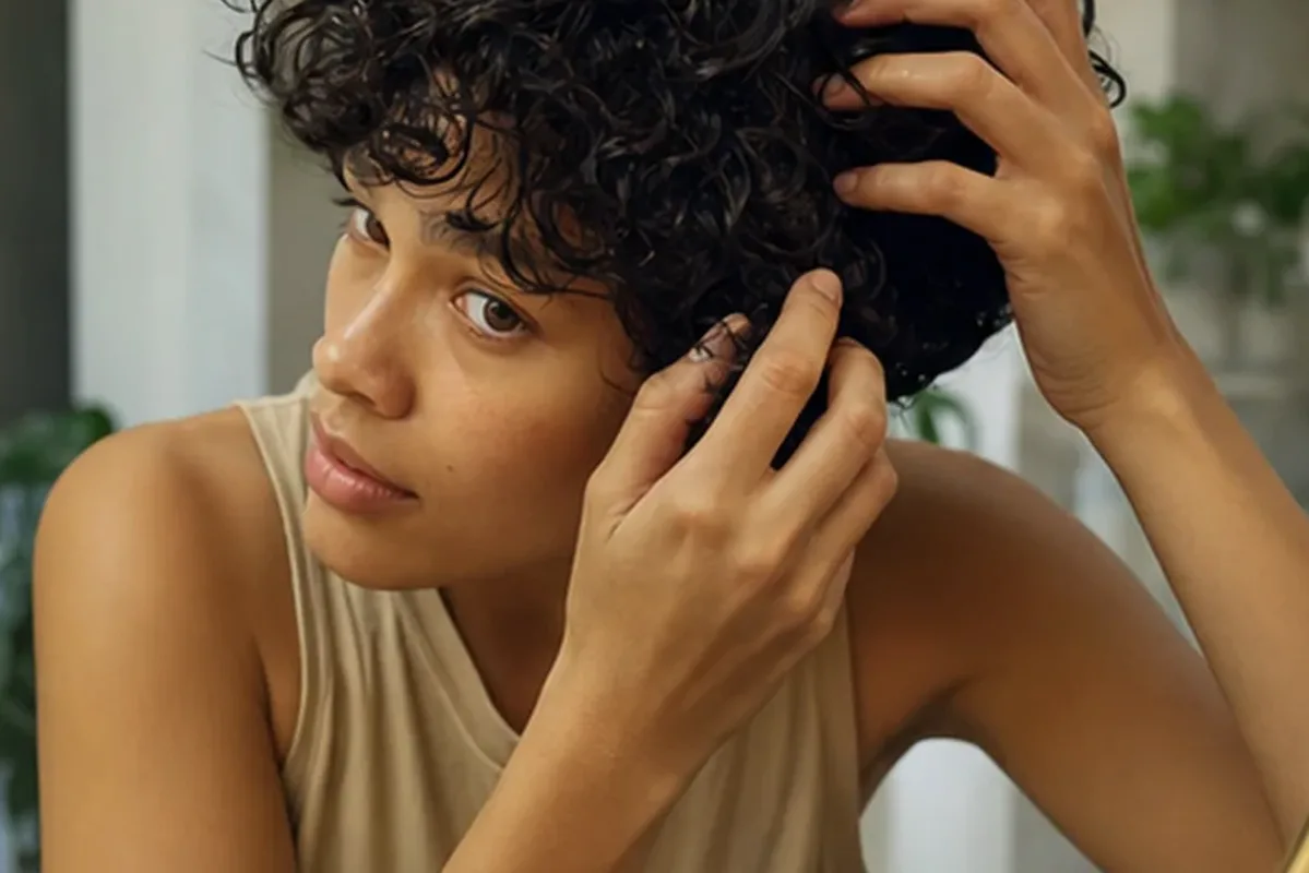 Authentischer Wohlfühlmoment passend zum Beauty-Thema Mildes Shampoo für empfindliche Kopfhaut