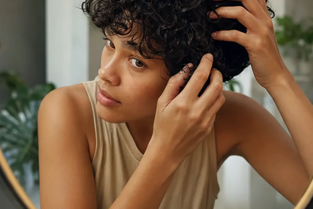 Redaktioneller Beauty-Moment zur Ausgangslage bei Tiefenreinigungsshampoo bei Frizz
