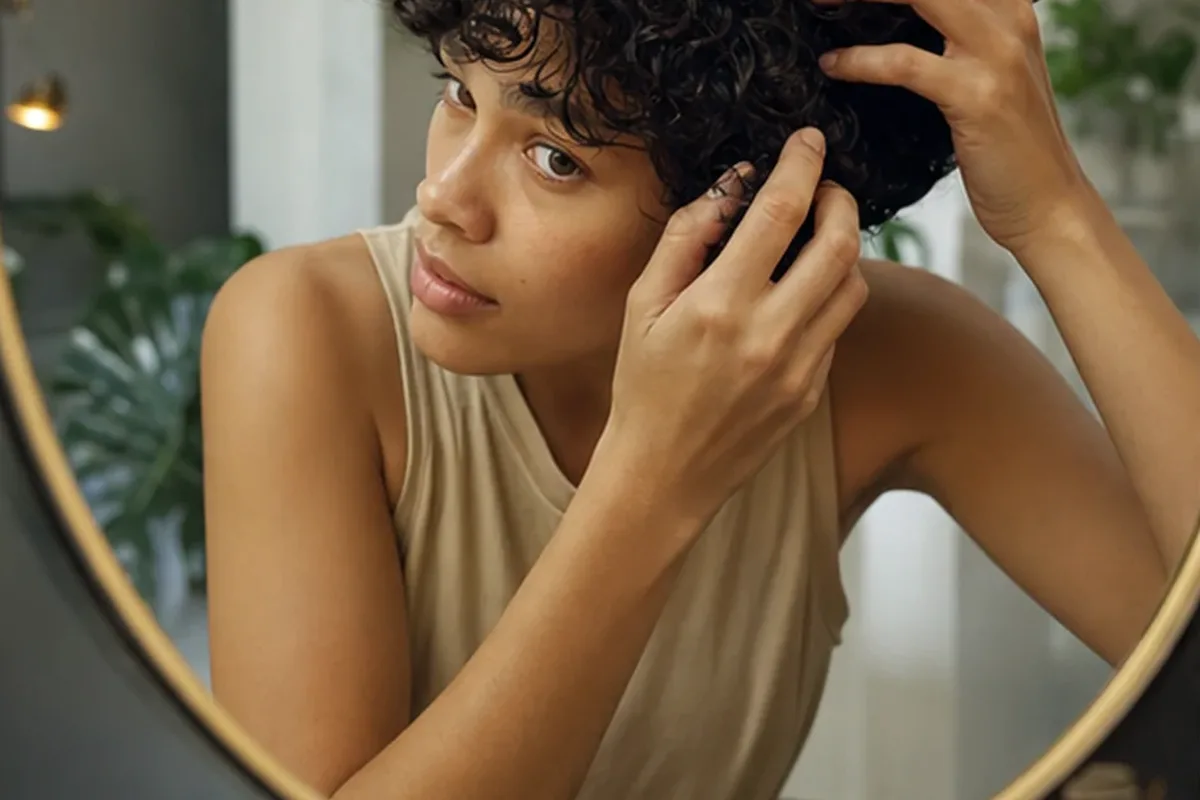 Authentischer Wohlfühlmoment passend zum Beauty-Thema Hitzeschutz für feines Haar