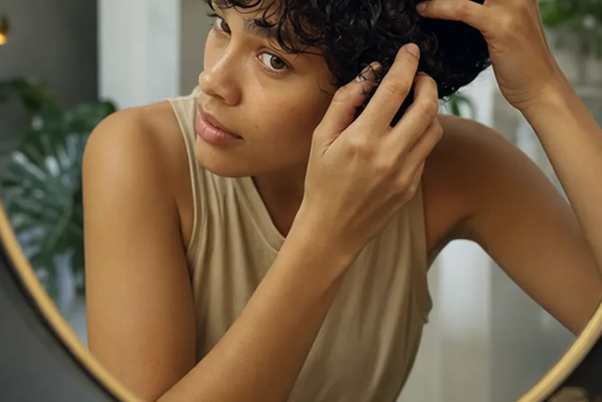 Redaktioneller Beauty-Moment zur Ausgangslage bei Tiefenreinigungsshampoo für empfindliche Kopfhaut