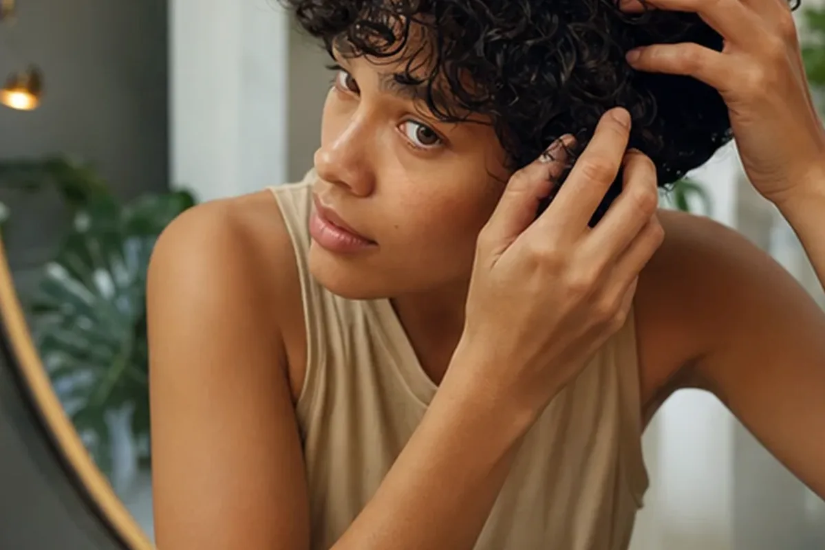 Authentischer Wohlfühlmoment passend zum Beauty-Thema Leave-in-Pflege für feines Haar