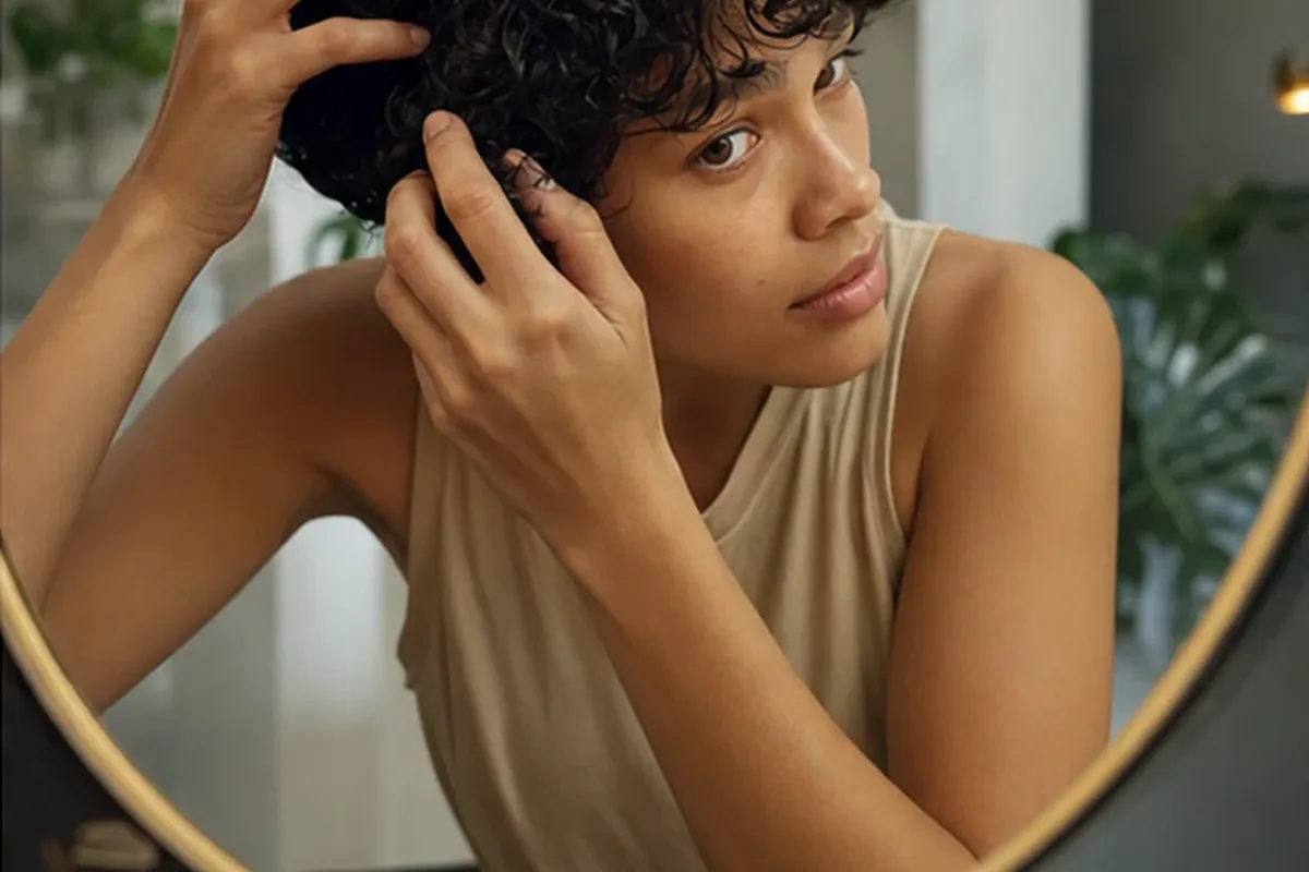 Redaktioneller Beauty-Moment zur Ausgangslage bei Anti-Frizz-Pflege bei Haarbruch