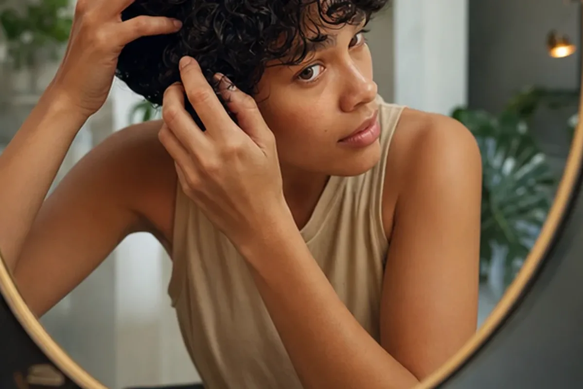 Emotionaler und authentischer Anwendungsmoment rund um Silbershampoo bei Frizz