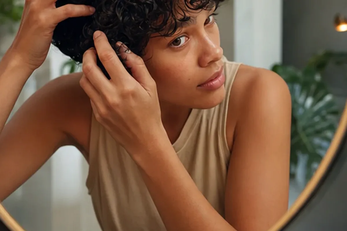 Hochwertige Beauty-Inszenierung zu Auswahlkriterien für Leave-in-Pflege für lockiges Haar
