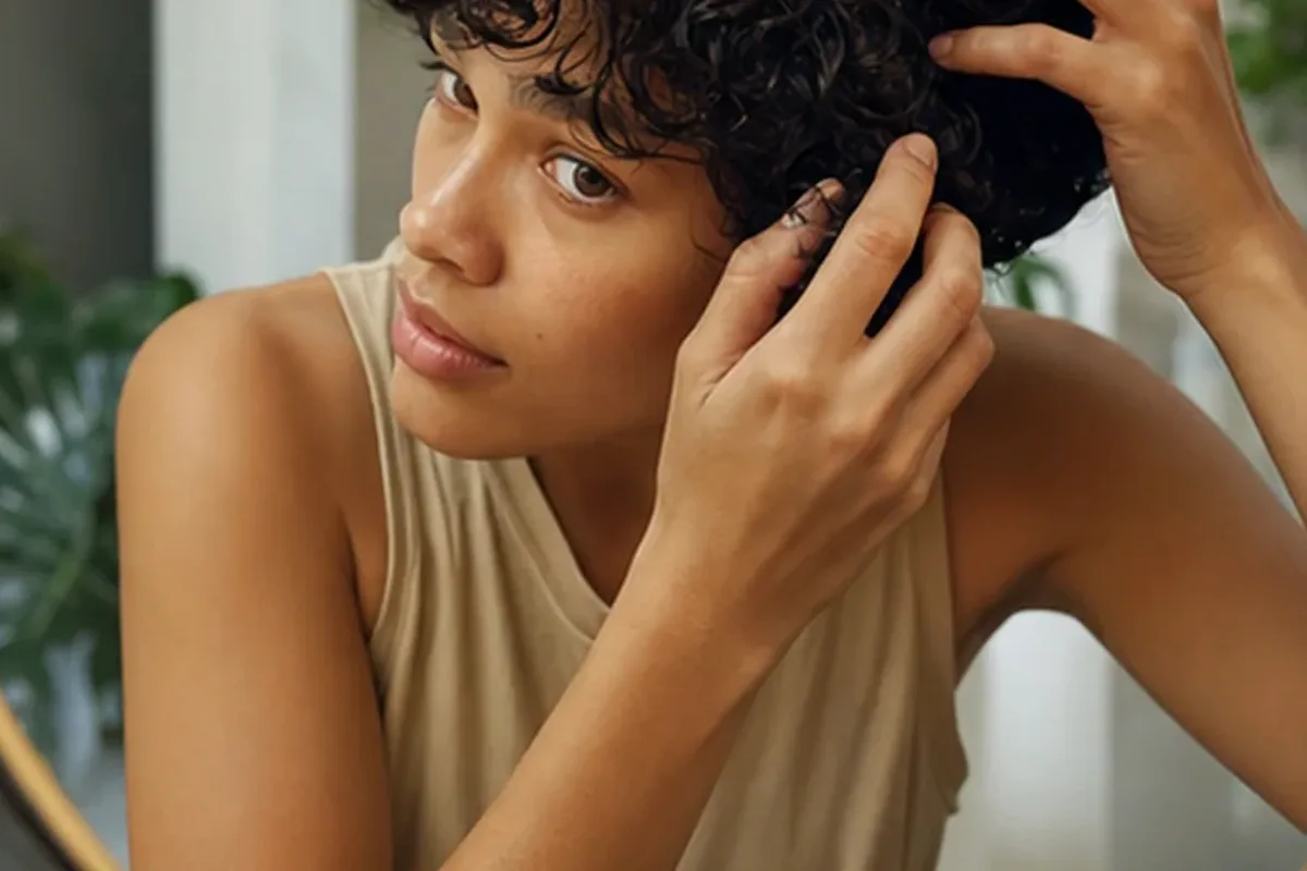 Hochwertige Beauty-Inszenierung zu Auswahlkriterien für Lockencreme bei Frizz