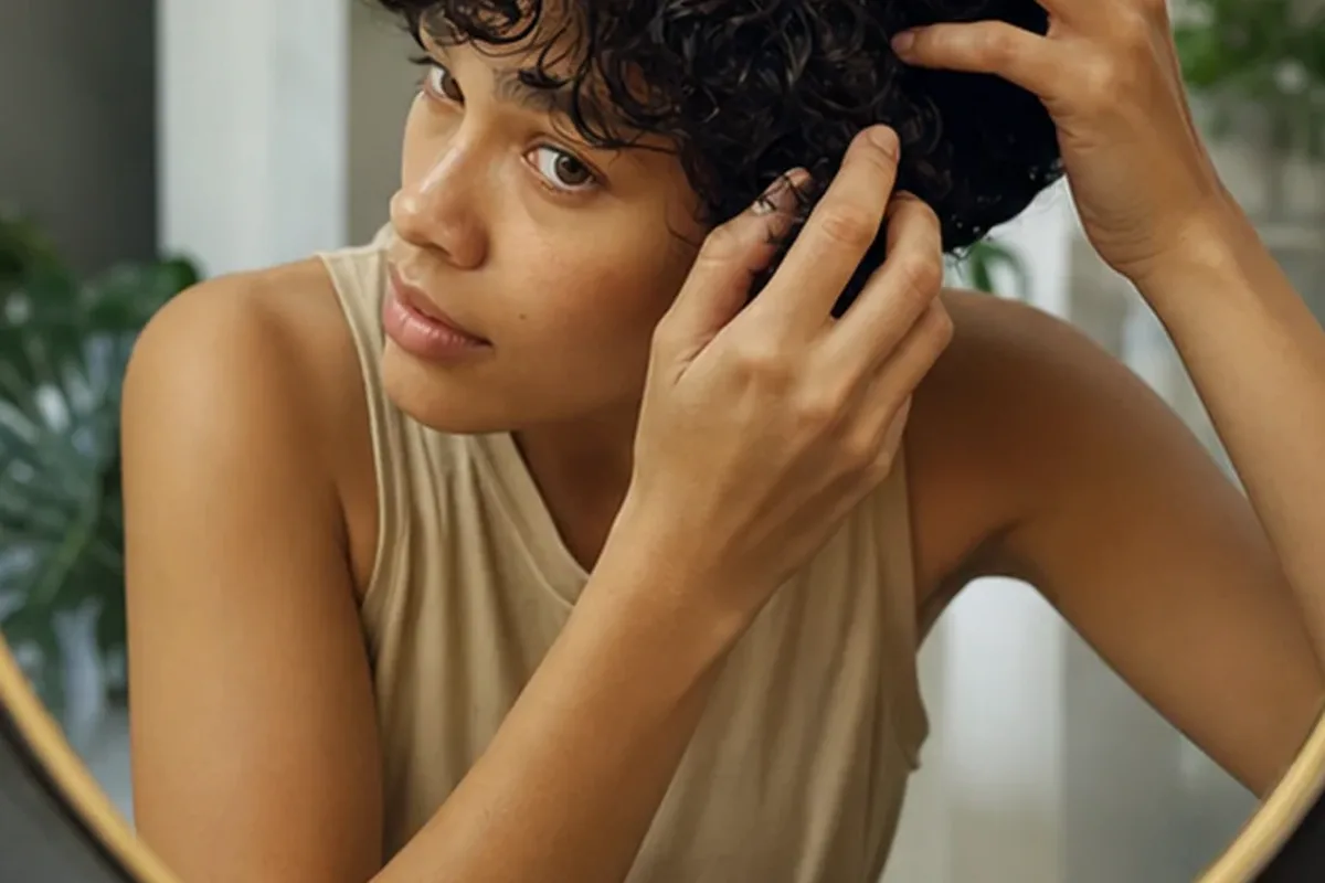 Authentische Beauty-Routine passend zum Thema Haarmaske für trockenes Haar