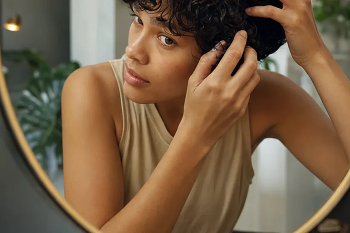 Redaktioneller Beauty-Moment zur Ausgangslage bei Kopfhautserum bei Frizz