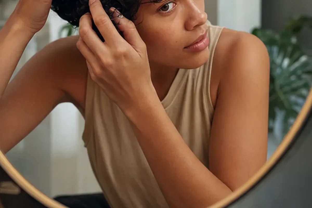 Authentische Beauty-Routine passend zum Thema Silbershampoo für empfindliche Kopfhaut