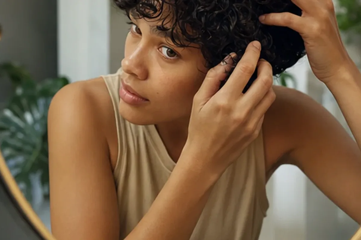 Redaktioneller Beauty-Moment zur Ausgangslage bei Haarmaske bei Frizz