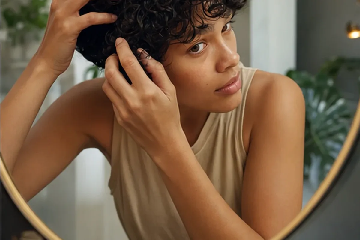 Authentische Beauty-Routine passend zum Thema Haarbürste bei fettigem Ansatz