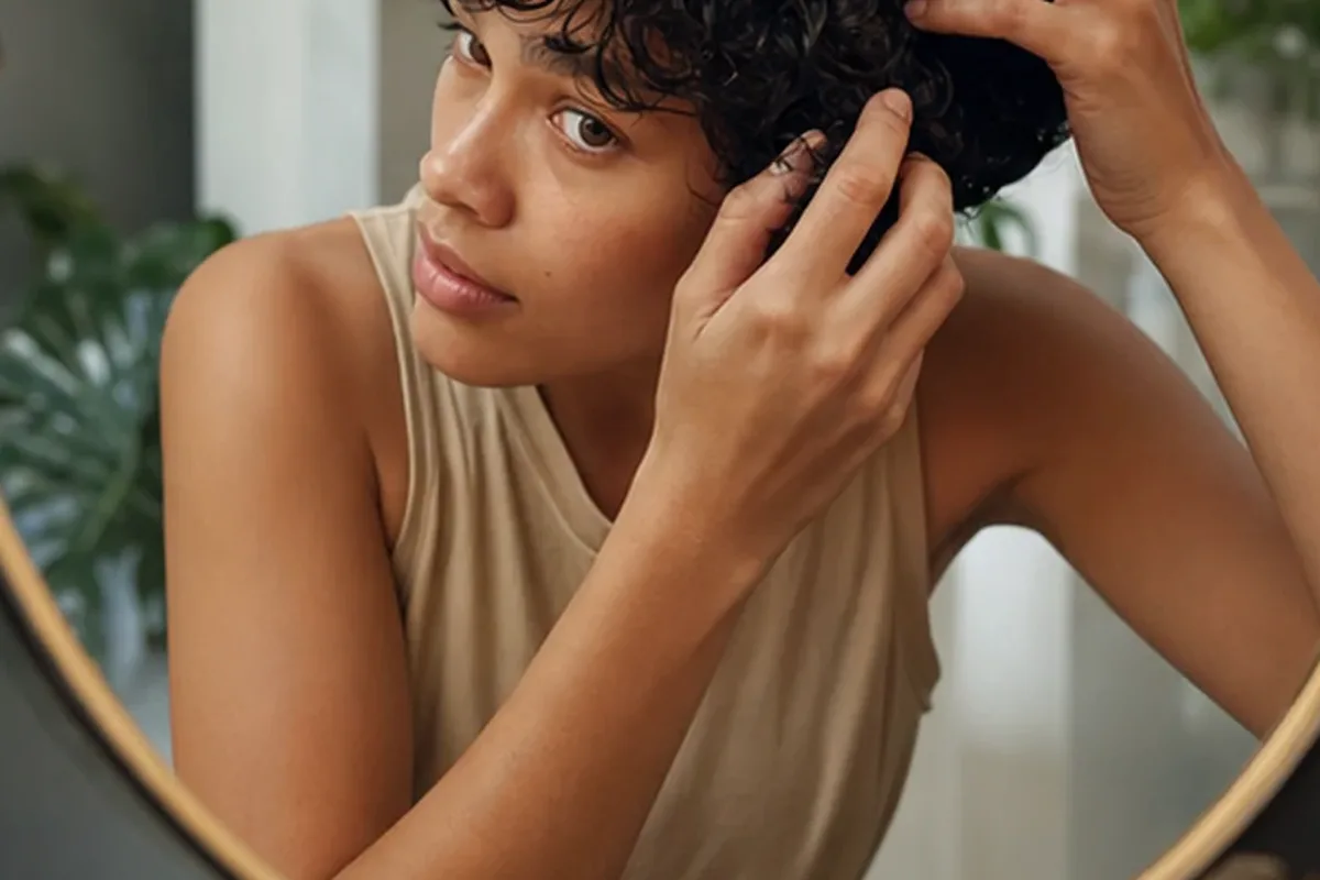 Redaktioneller Beauty-Moment zur Ausgangslage bei Haarmaske bei Frizz