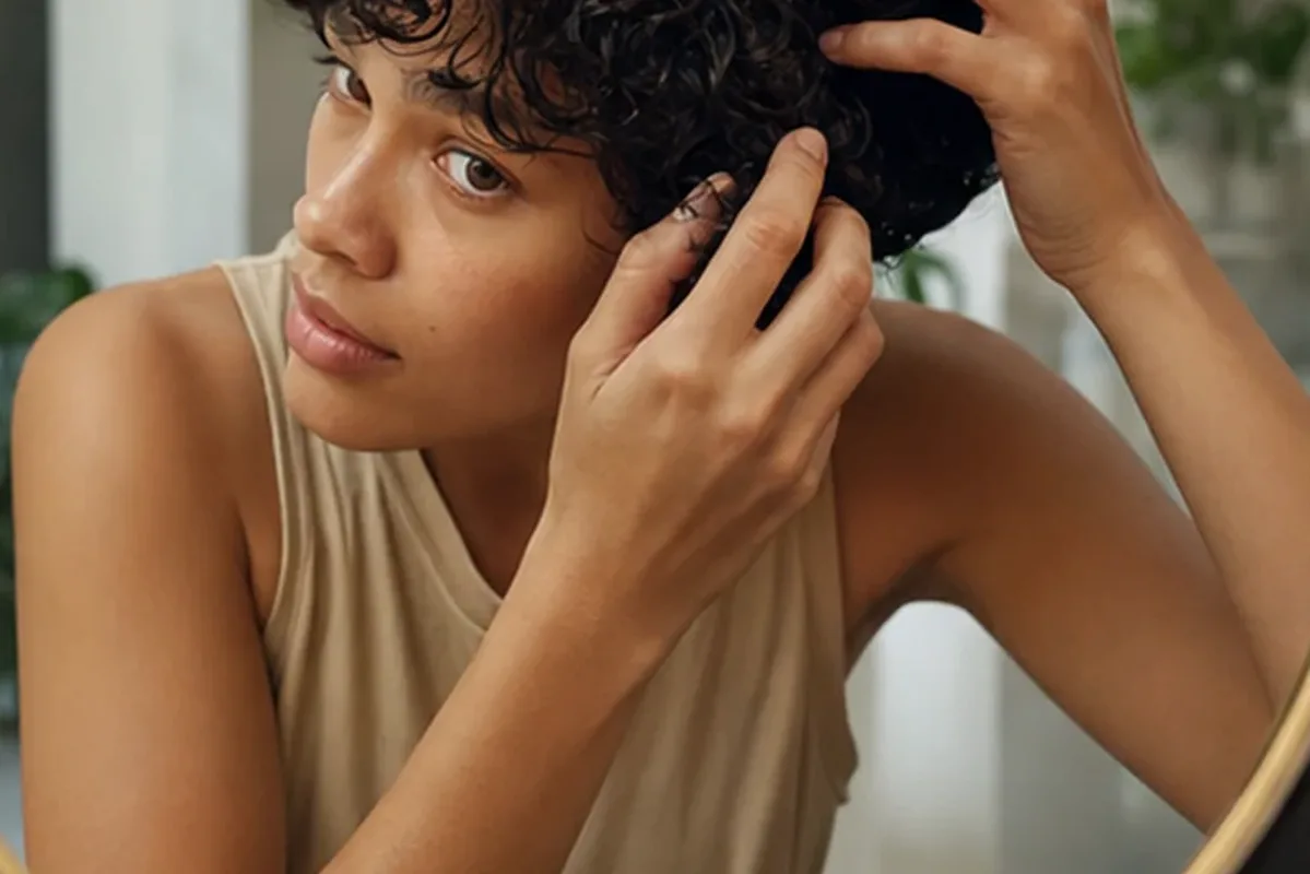 Authentischer Wohlfühlmoment passend zum Beauty-Thema Lockencreme für feines Haar