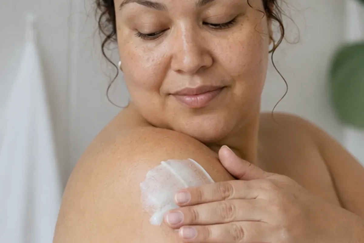 Hochwertige Beauty-Inszenierung zu Auswahlkriterien für Peeling vor der Rasur für dunkle Haare