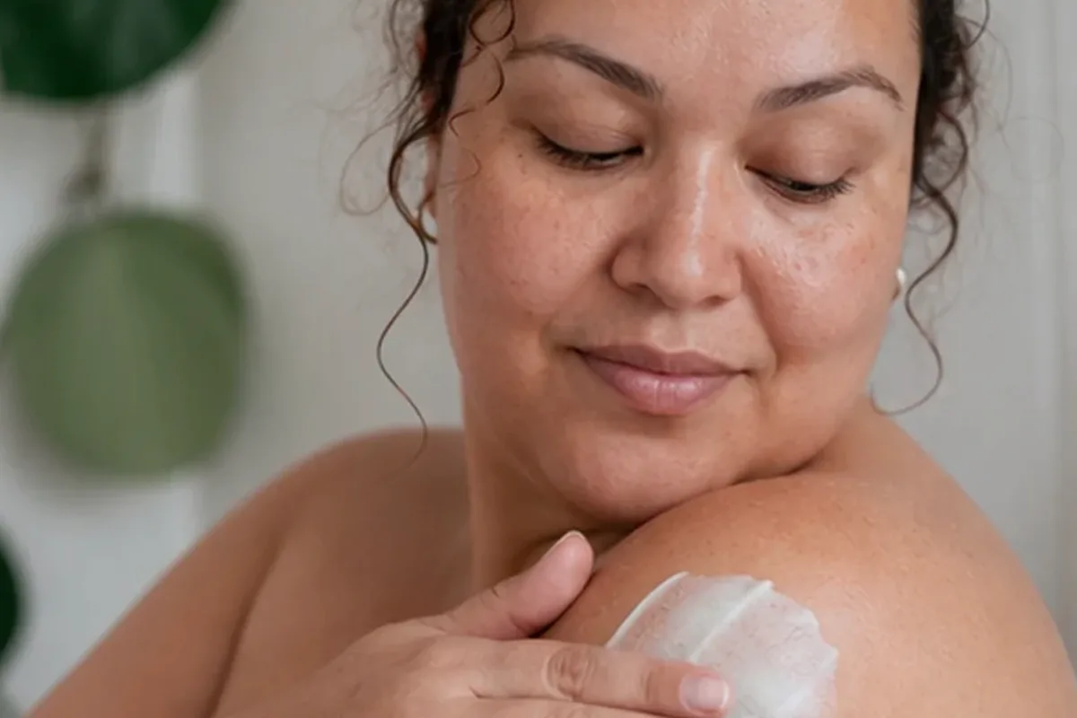 Emotionaler und authentischer Anwendungsmoment rund um Selbstbräuner bei Keratosis pilaris