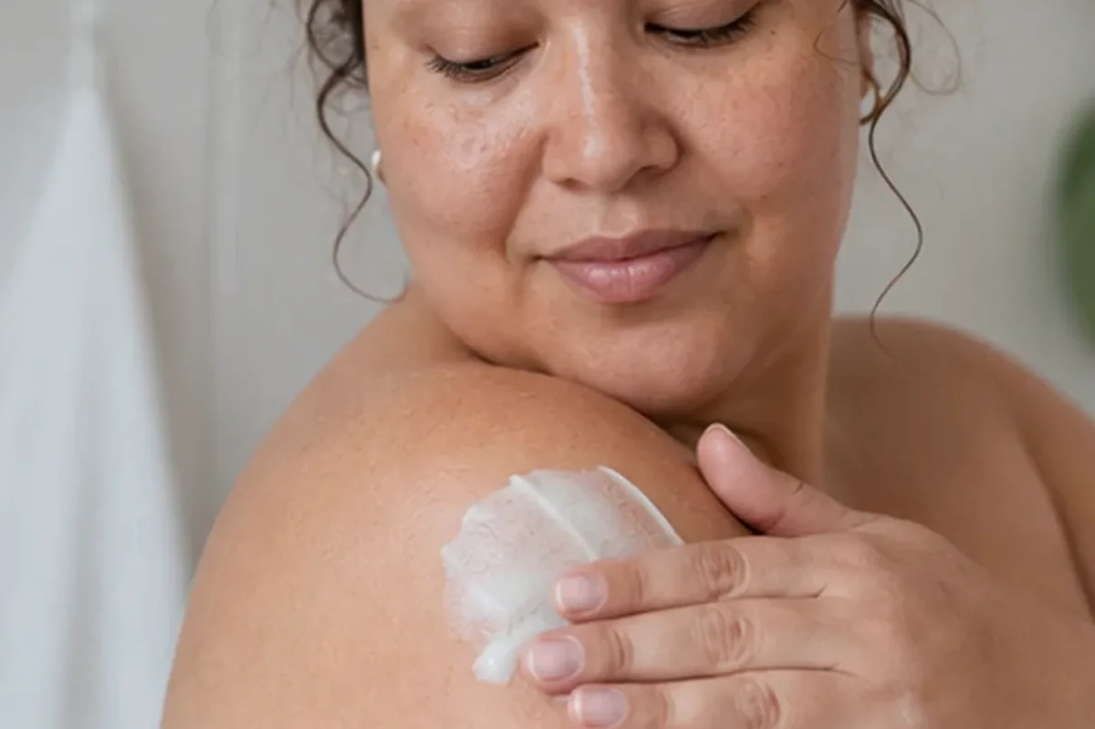 Emotionaler und authentischer Anwendungsmoment rund um Handcreme für beanspruchte Hände