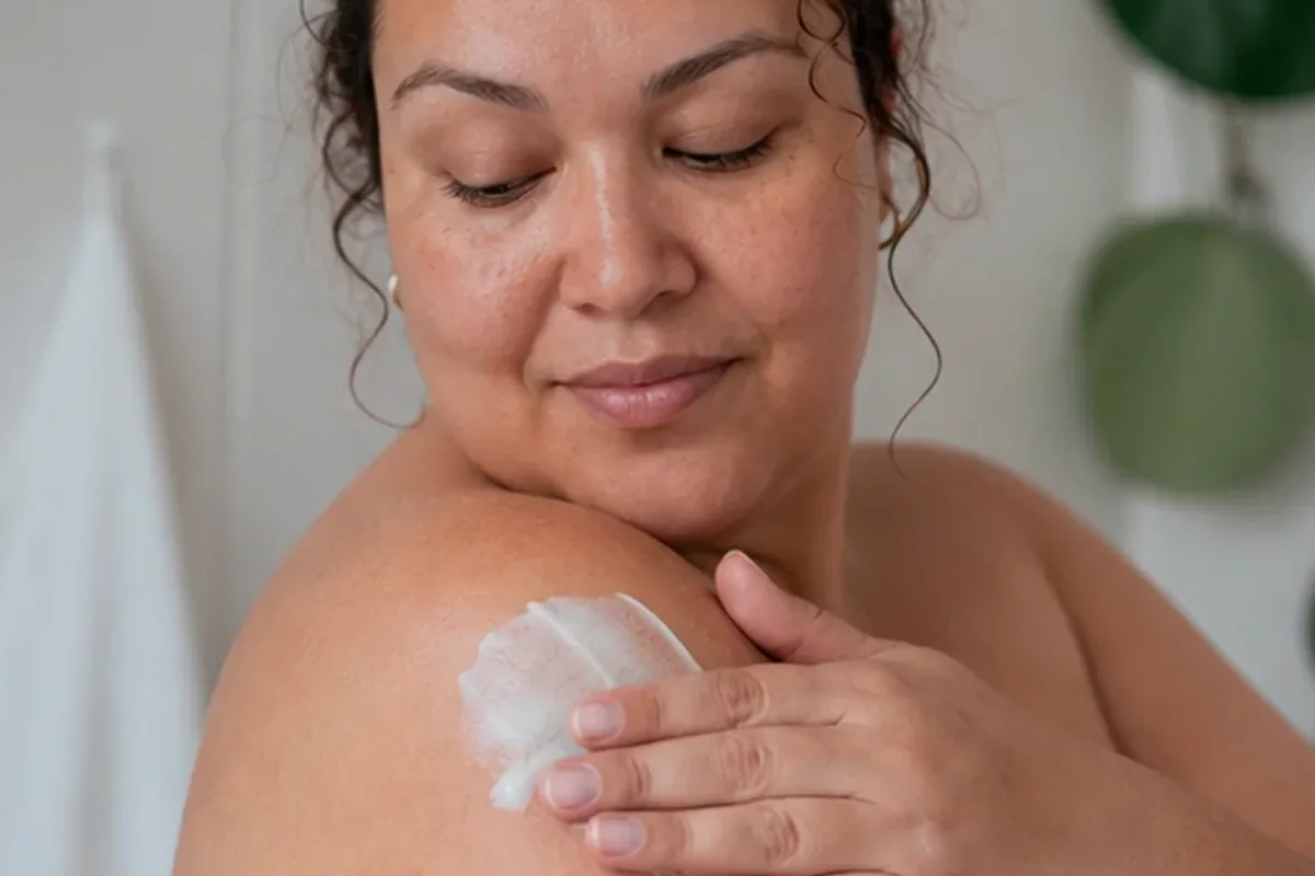 Authentischer Wohlfühlmoment passend zum Beauty-Thema After-Shave-Pflege für eine schnelle Anwendung