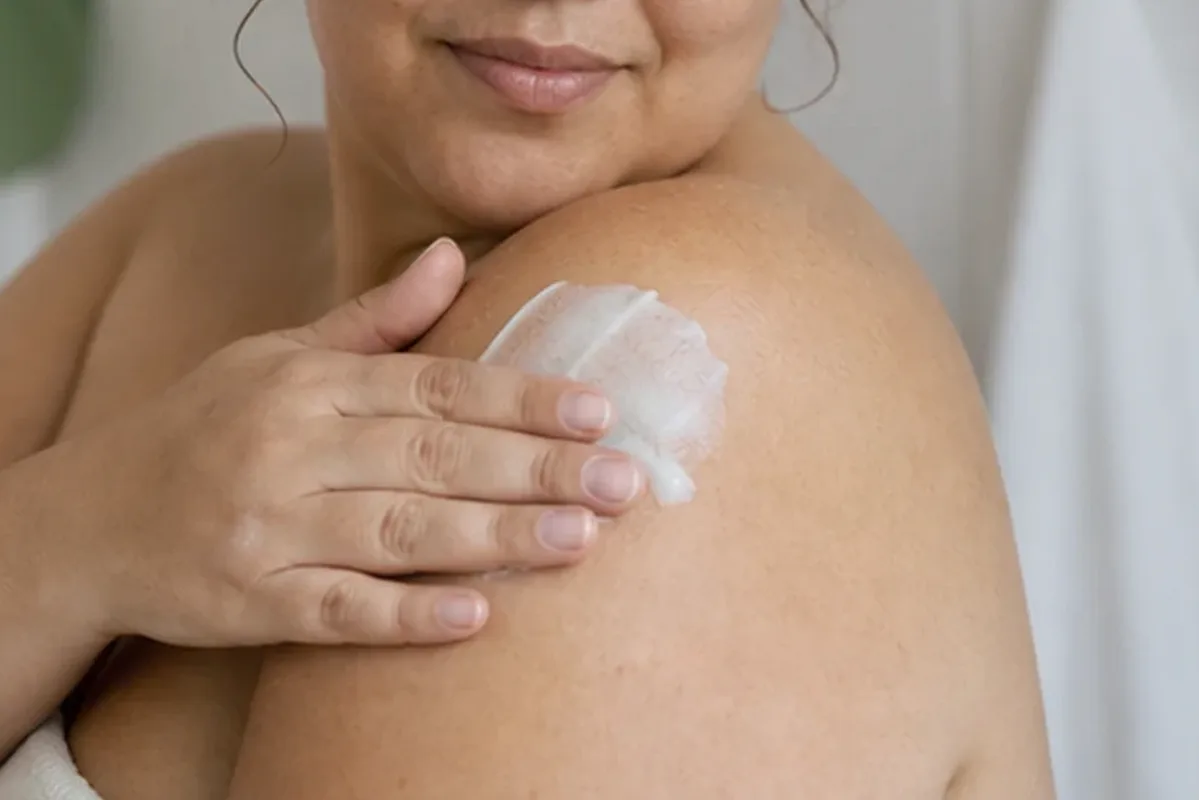Authentische Beauty-Routine passend zum Thema After-Sun-Pflege bei brüchigen Nägeln